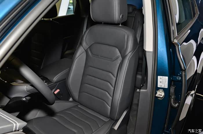 座椅咋一看有点单薄的运动感,但实际上坐下去真的很舒服,包裹性和