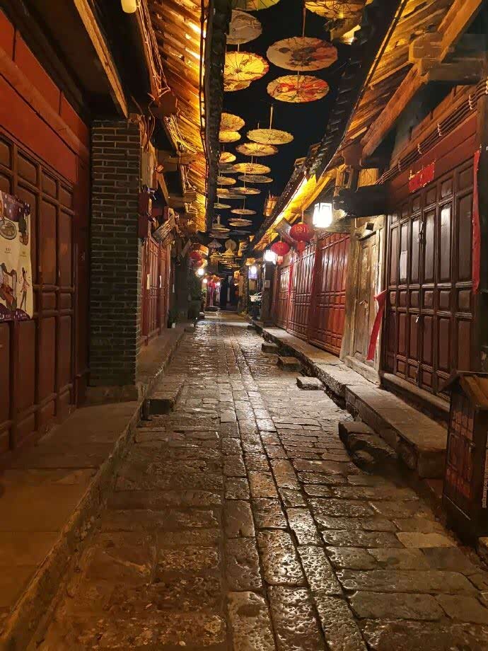 青石板巷,古灯柔光,丽江古城的夜晚,是真的美!