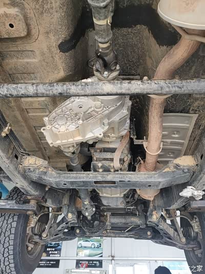 212原来的底盘,全是泥,如果高速冲到硬的东西容易损伤传动系统.