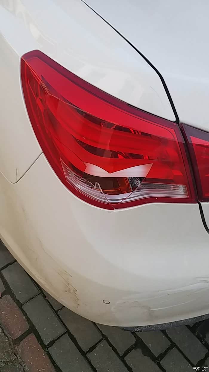 【图】后尾灯罩不知道怎么破了,_荣威550论坛_汽车之家论坛