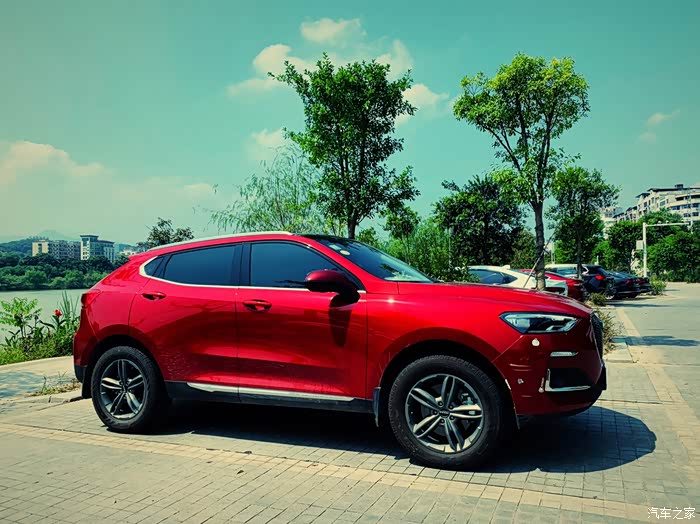 停车场里最耀眼的那一抹骚红色原来就是我的哈弗f5