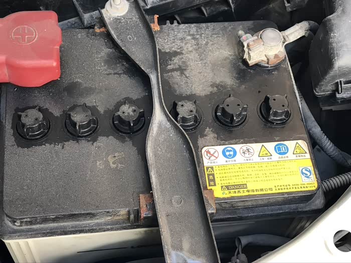 花冠原车电瓶这样了是不是须换了