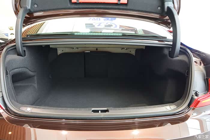 车屁股有个性,就是这个后备箱有点担心装东西是不是不那么方便,至少