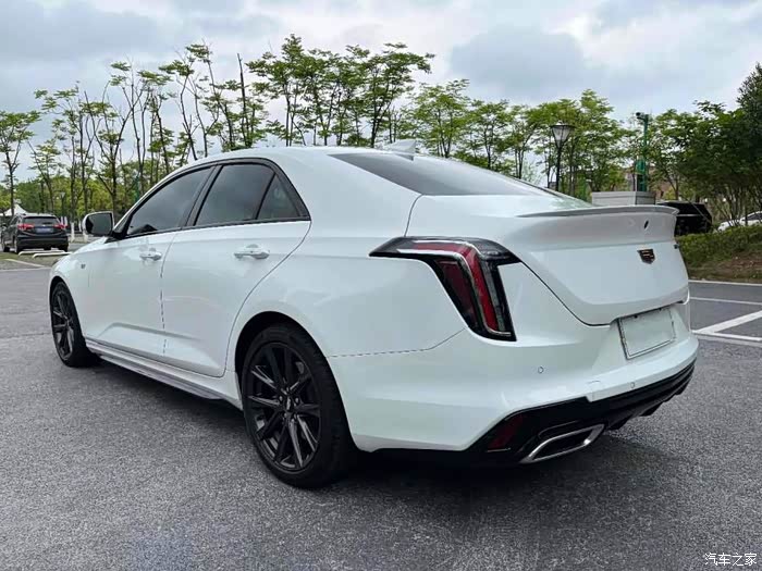 出一台21年尊贵型凯迪拉克ct4