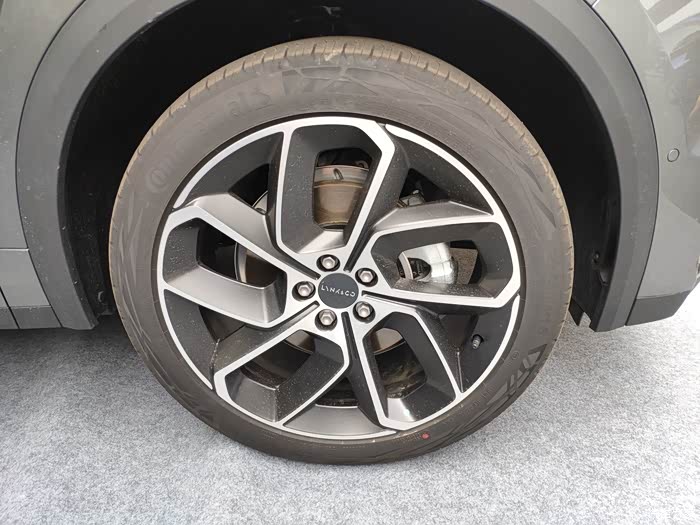 领克0520寸的出厂轮胎换型号了