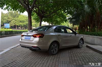 金色车身有光则亮颜色变淡光线较暗时候颜色就变深