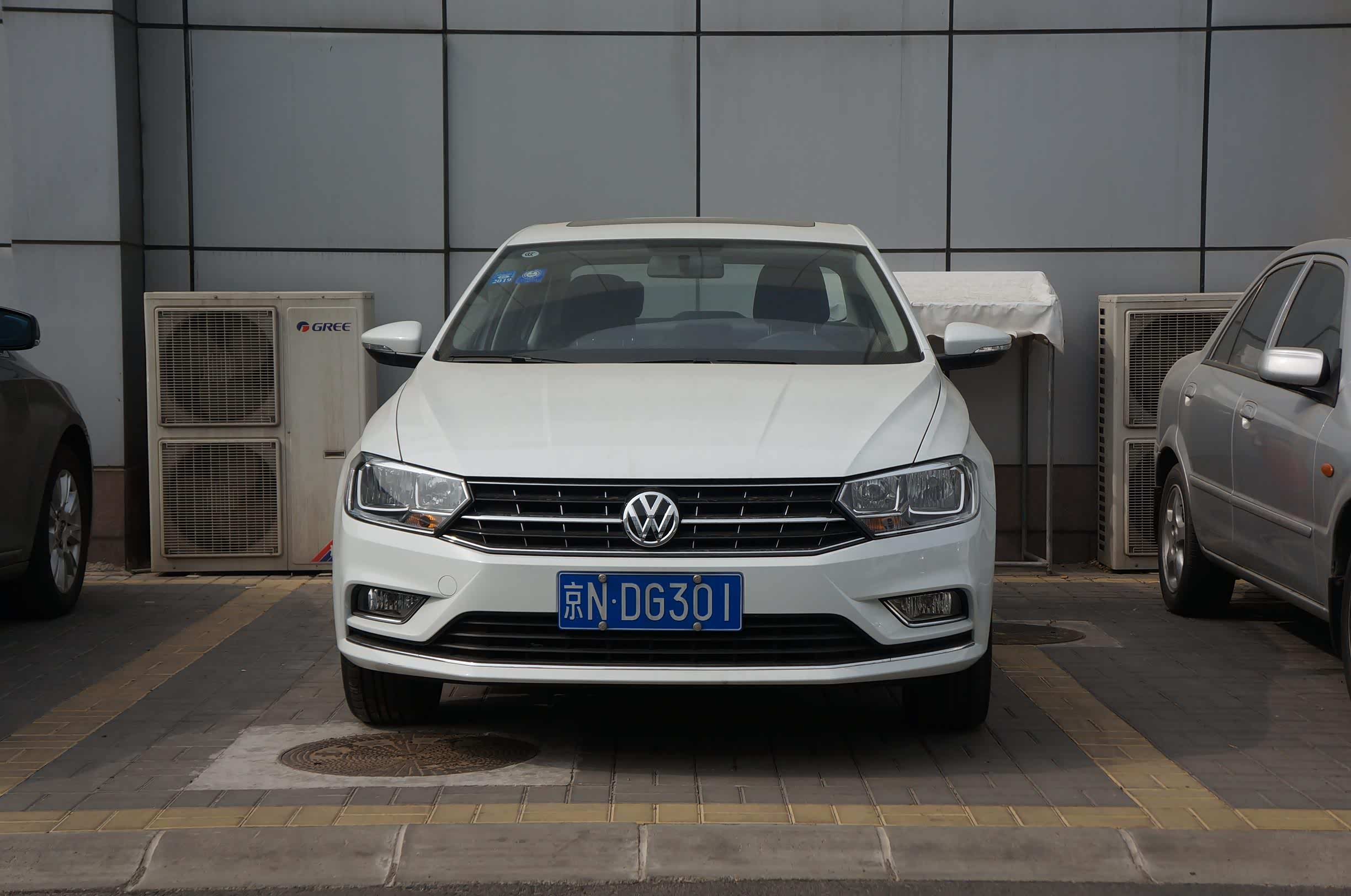 白色的大众宝来车,前脸依然好看,很经典