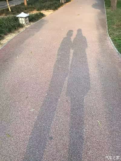 和闺蜜来一张影子合照,照的瘦高瘦高的  真实要是这么瘦就好了