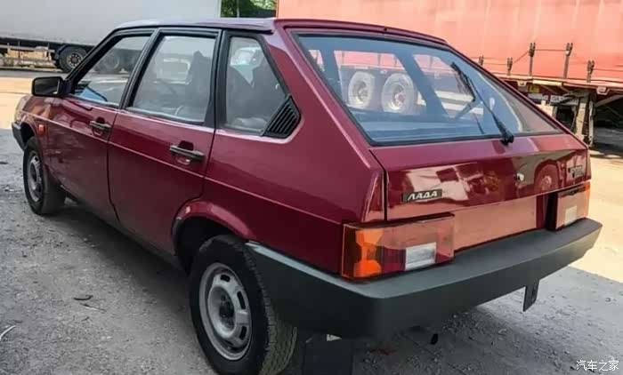 一辆嘎嘎新的拉达2109在车库里放了近三十年保存完好