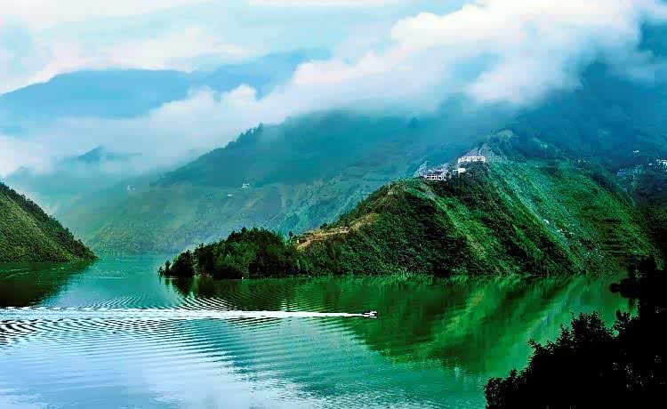 湖光山色风和日丽感受大自然最美的气息碧水蓝天波光粼粼