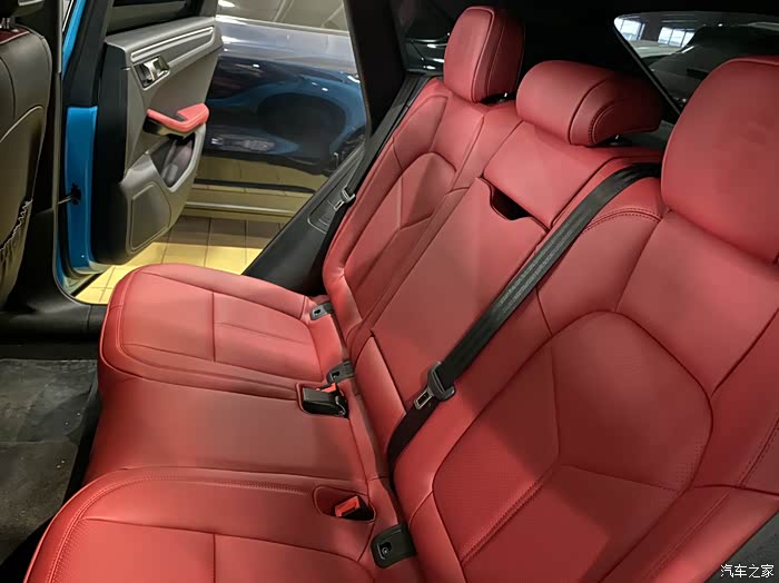 保时捷macan红内