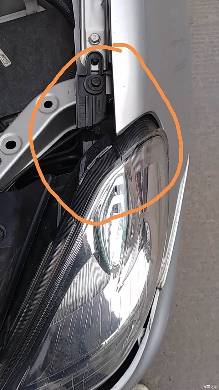 请问车灯两个固定脚坏了灯能亮怎么修