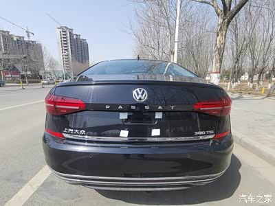 带字母全新代帕萨特也模仿它哥辉昂把帕萨特英文字母标志改在vw标志面