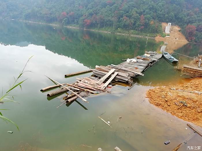 秋雨過後到郊外的水庫釣魚去