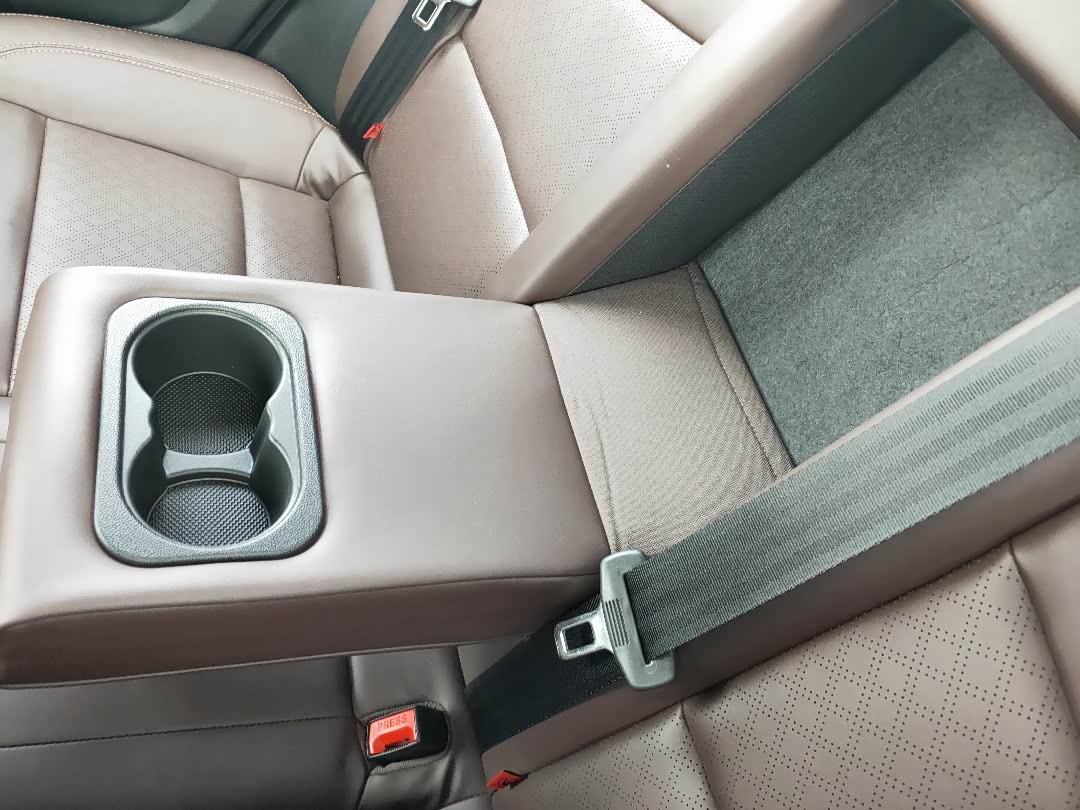 后排中央扶手高级感十足