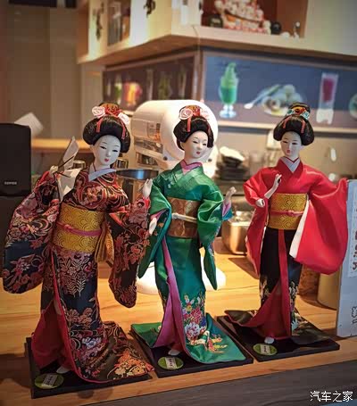 看着穿日本和服的娃娃模型真的很漂亮,惟妙惟肖.