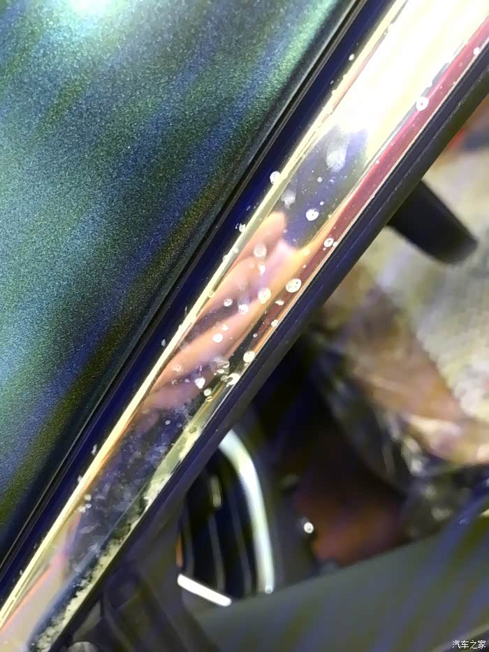 车窗上的铁烙印咋擦不掉?