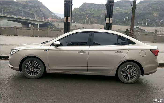 喜提荣威i5车高大尚的金色