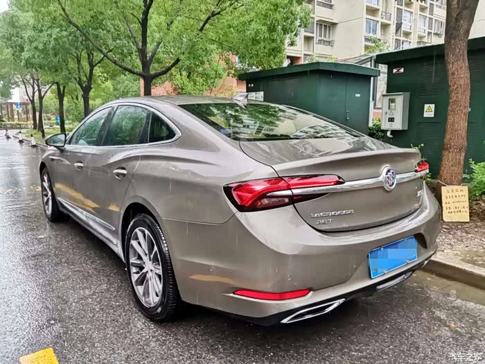 一体式的鸭尾式扰流板看起来更加的运动,跟车头相呼应的飞翼尾灯造型