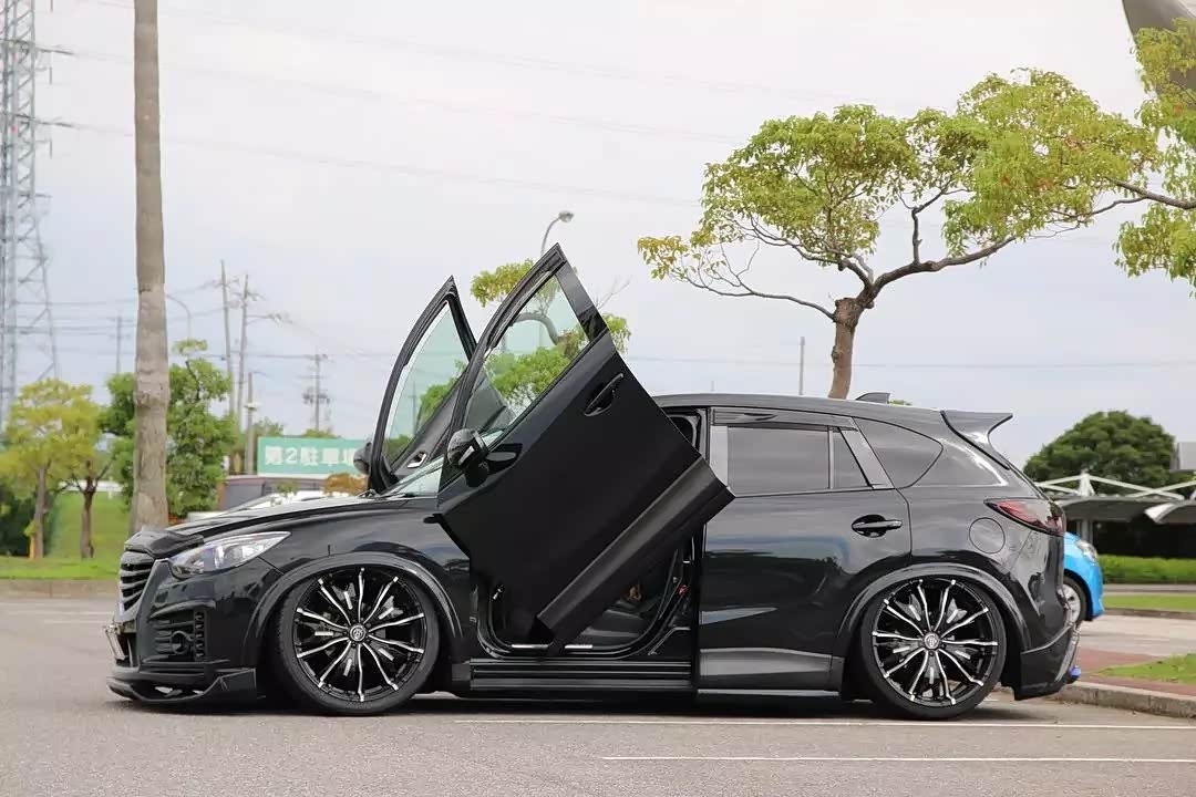 低趴的姿态,加上尾部双边共四出的排气,让人很难想象这是suv_马自达cx