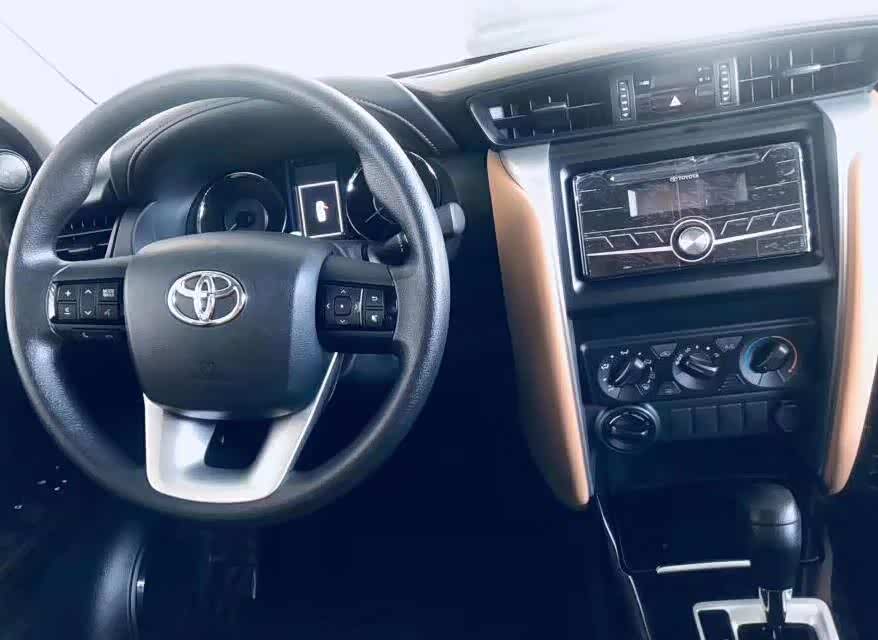 车辆内饰方面,这台全新的丰田奔跑者使用了最新的内饰风格设计