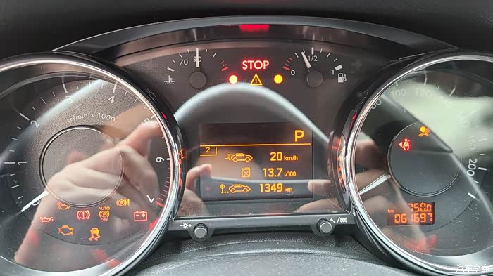 标致3008出现stop和感叹号