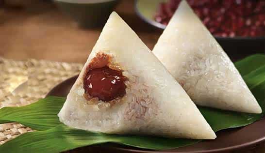 北方粽子,一般则是简单粗暴地把大枣按在一侧或几侧的尖角上.