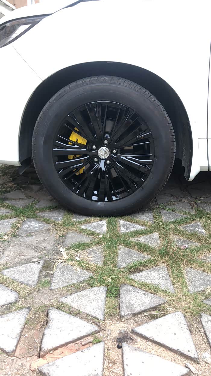 冠道20轮毂喷漆作业