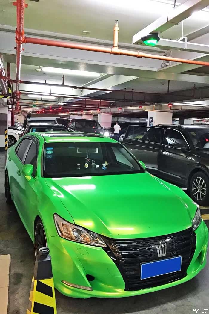 一出停车场吓我一跳绿色的14代丰田皇冠