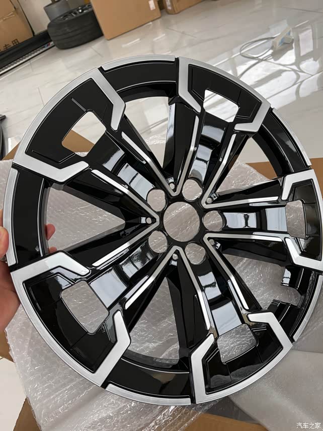 宝马ix3领先19寸更换雷霆版轮毂盖