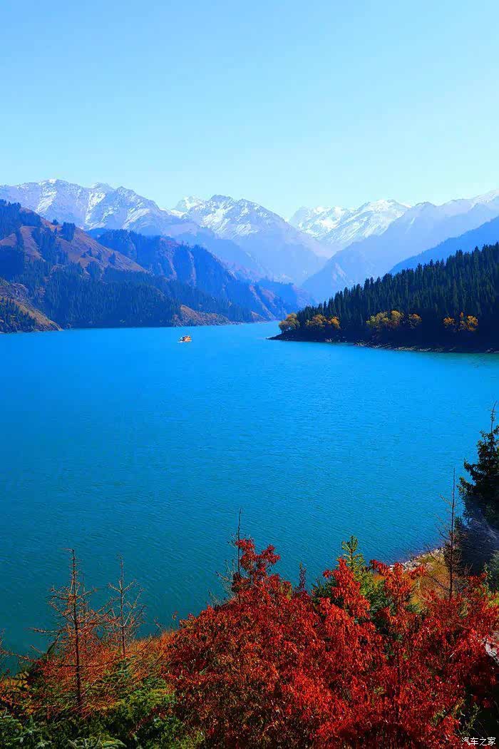 天山天池,古称"瑶池",天山天池是新疆维吾尔自治区著名湖泊.