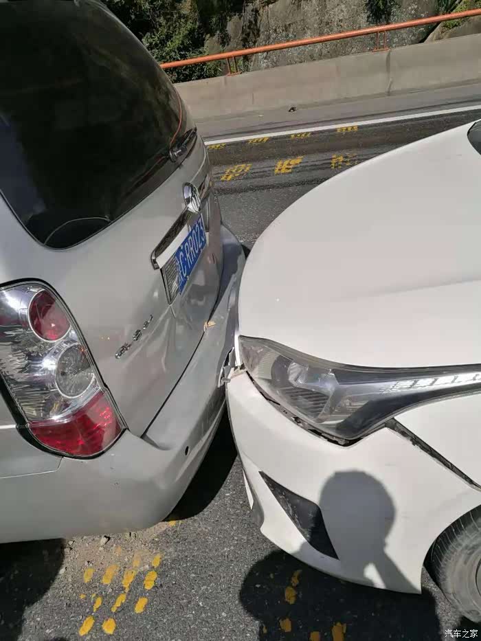 十一高速致炫追尾gl8