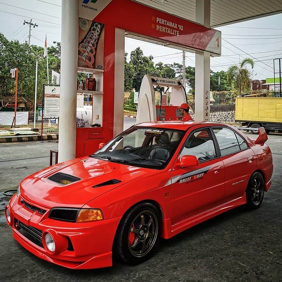 三菱evo4代,采用的独眼的设计