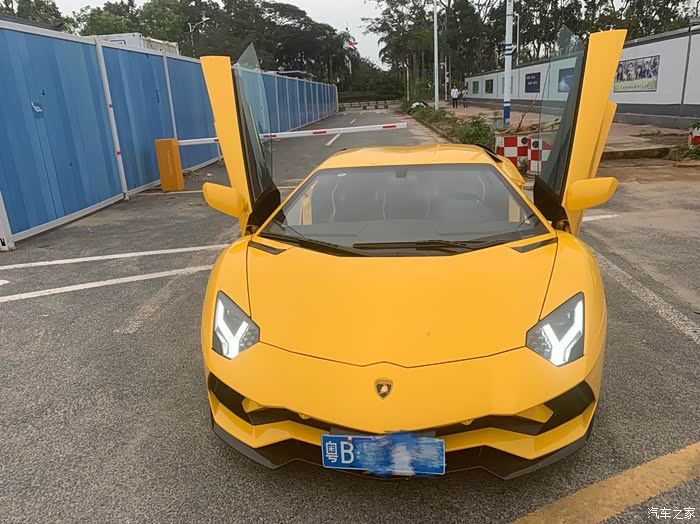 深圳兰博基尼大牛提车施工隐形车衣隔热膜手机远程启动