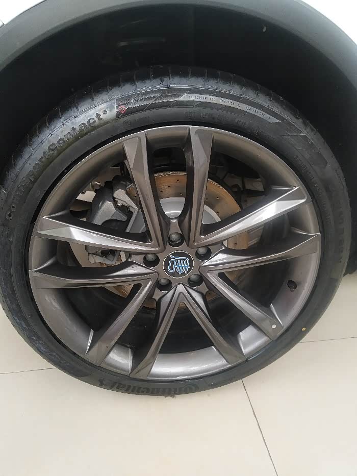 轮胎也比较大开起来应该很稳!