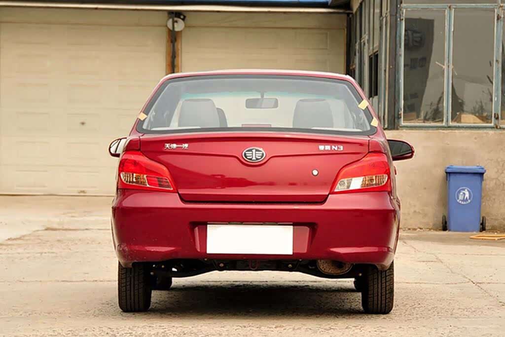 红色的夏利n5也是款情怀满满的车.