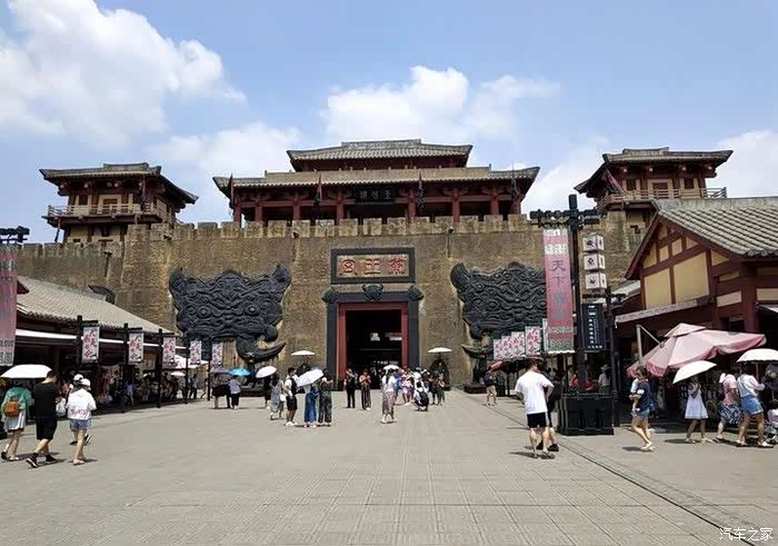 "小三"陪我和老婆孩子去横店影视城拍戏,活着太精彩了!