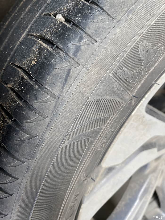 2年多3万公里轮胎有点小裂纹需要换吗