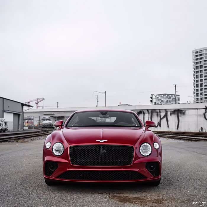 红色宾利跑车颜值在线帅气十足