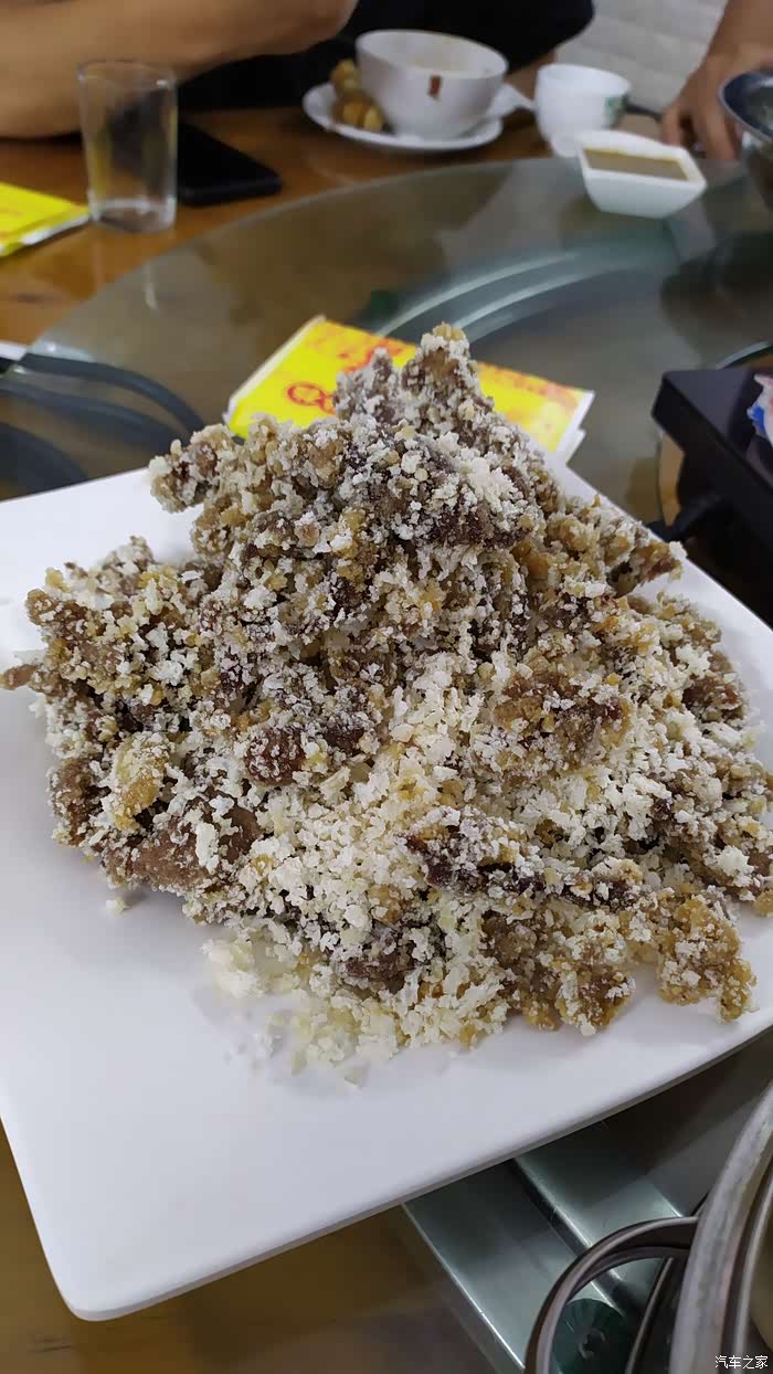 雪山炸羊肉片,羊肉片裹面包屑配孜然粉炸制,以前吃过牛肉的,但是现在