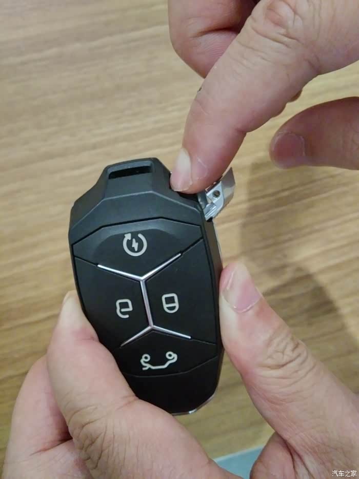 领克的机械钥匙在哪