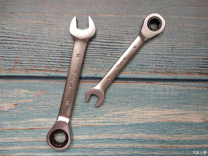这类扳手是两头是同一个型号,只是一头是棘轮的,一头是普通开口.