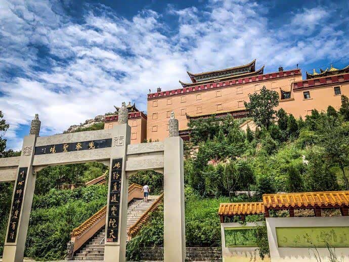 灵岩寺位于灵山佛文化景区是座有着多年历史的古老寺院