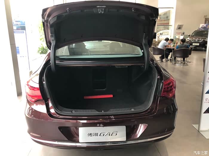 后备箱空间也很大