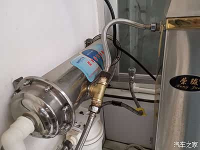 开水器进水管上安装的净水器.