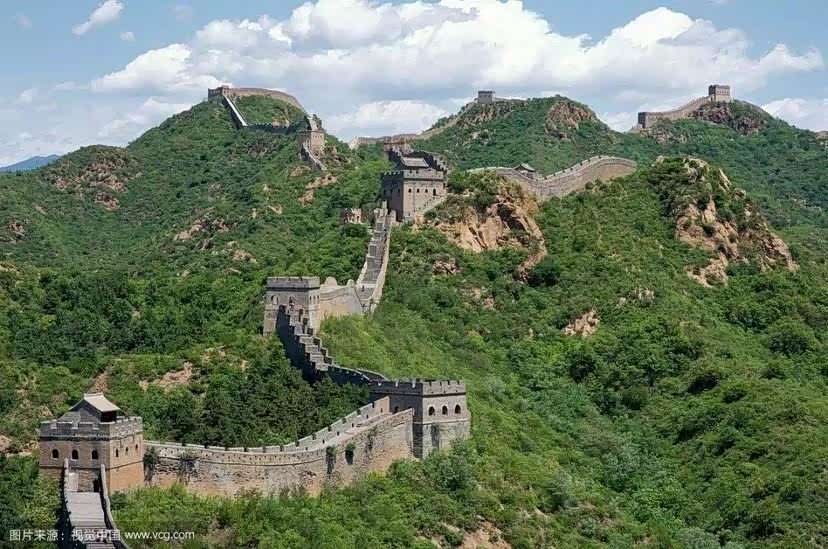 长城像一条矫健的巨龙,越群山经绝壁,凡到这里无不惊叹它的磅礴
