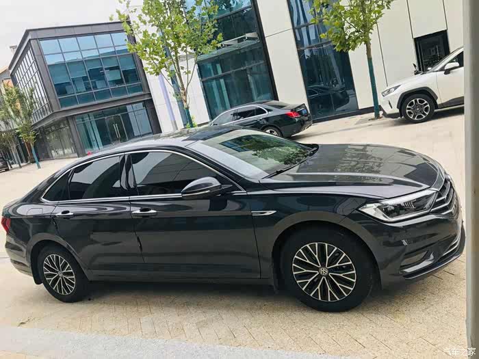 纠结海贝金和白色大伙给个意见