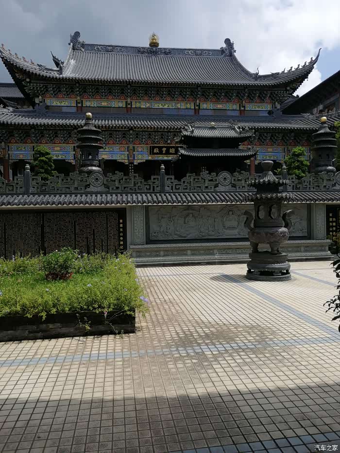 美女当车模祈福东华寺