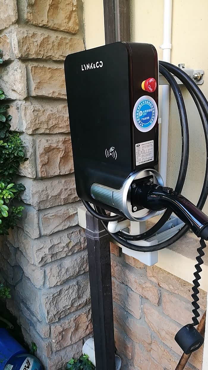 请问老司机们领克01phev充电桩电压是?