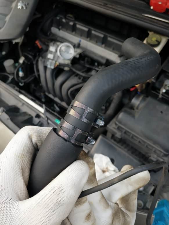 今天加装了一个曲轴箱通风管油气分离器